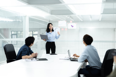 亚洲商务人士在办公室