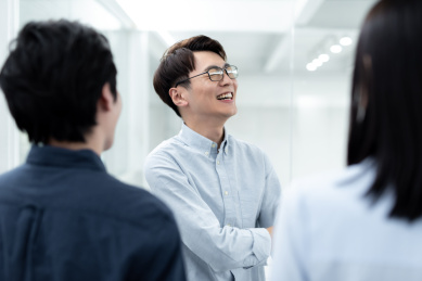 亚洲商务人士在办公室