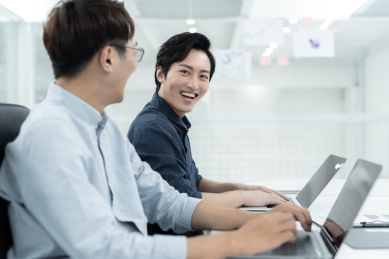 亚洲商务人士在办公室