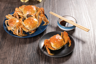 蒸熟的河蟹整齐的摆放在桌面上