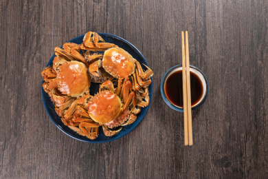 蒸熟的河蟹整齐的摆放在桌面上