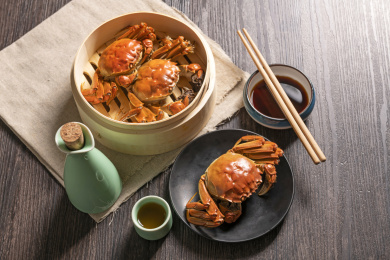 蒸熟的河蟹整齐的摆放在桌面上