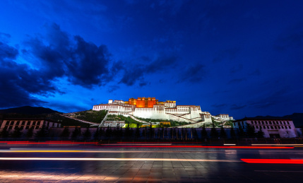 中国西藏拉萨布达拉宫灯流夜景