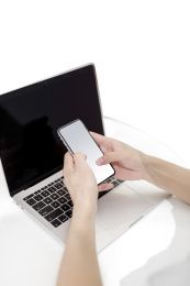 一位亚洲男性白领拿着手机在使用