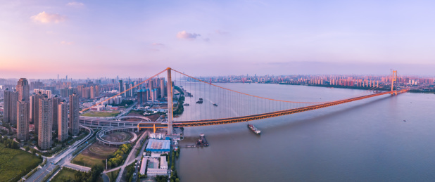 中国武汉杨泗港长江大桥夕照
