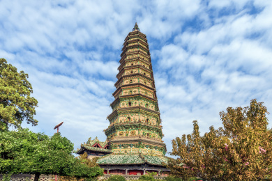 蓝天白云下中国山西省临汾市洪洞县广胜寺飞虹塔