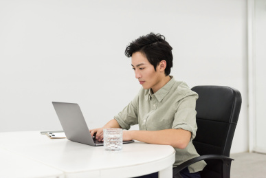 年轻的商务人士在办公室电脑前工作，现代工作场所