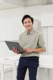 年轻的商务人士在办公室电脑前工作，现代工作场所