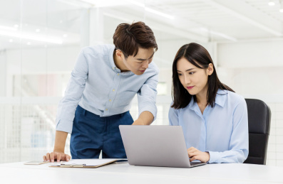 年轻的亚洲商务人士在办公室合作，愉快的工作