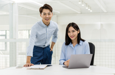 年轻的亚洲商务人士在办公室合作，愉快的工作