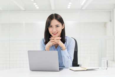 笔记本电脑前的亚洲职业女性，现代办公场景