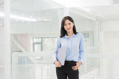 职业女性带着一个笔记本电脑在办公室