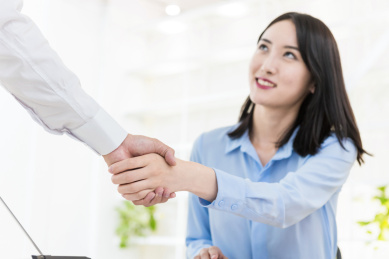 亚洲商务男性和女性在办公室里握手，合作成功概念