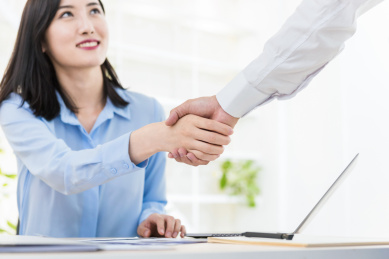 亚洲商务男性和女性在办公室里握手，合作成功概念