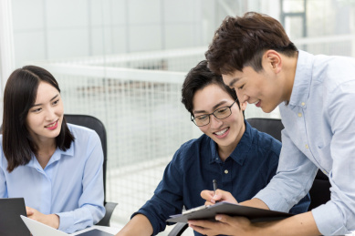 年轻的亚洲商务团队在办公室快乐的工作