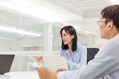 年轻的亚洲商务团队在办公室快乐的工作