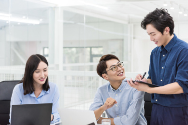 年轻的亚洲商务团队在办公室快乐的工作