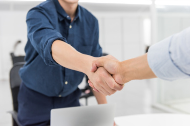 商务人士在握手的特写镜头