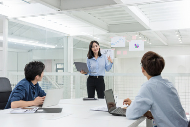 年轻的亚洲商务团队在办公室快乐的工作