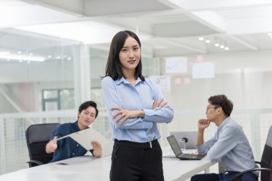 年轻的办公室职业女性和她的团队