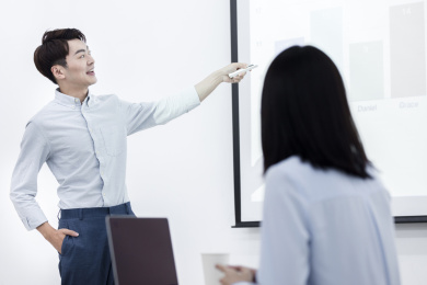 年轻的商务人士在办公室内工作