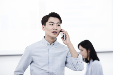 年轻的商务人士在办公室内工作