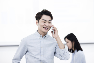 年轻的商务人士在办公室内工作