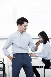 年轻的商务人士在办公室内工作