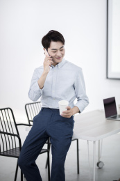 年轻的商务人士在办公室内工作