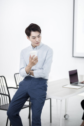 年轻的商务人士在办公室内工作