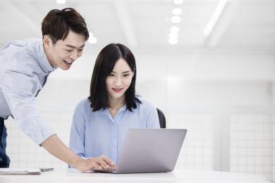 年轻的商务人士在办公室内工作