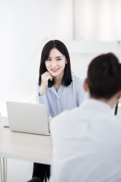 年轻的商务人士在办公室内工作