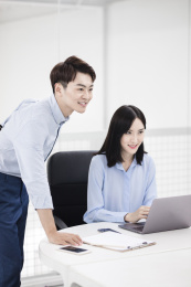 年轻的商务人士在办公室内工作