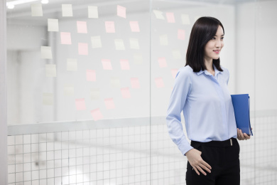 年轻的商务人士在办公室内工作