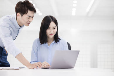 年轻的商务人士在办公室内工作