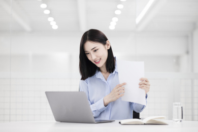 年轻的商务人士在办公室内工作