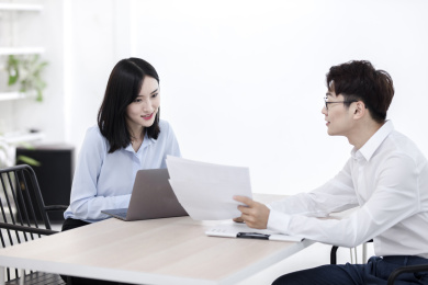 年轻的商务人士在办公室内工作