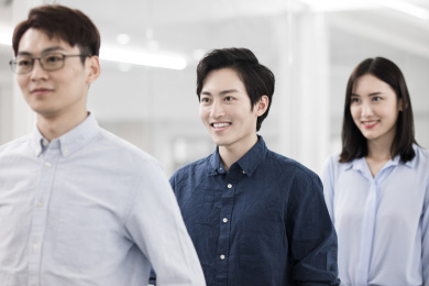 年轻的商务人士在办公室内工作