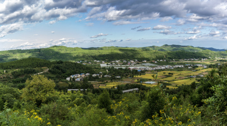 蓝天白云下的四川省绵阳市仙海风景区