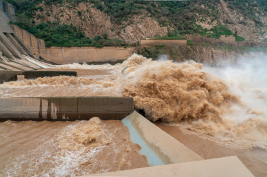 河南省三门峡黄河大坝泄洪