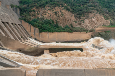 河南省三门峡黄河大坝泄洪