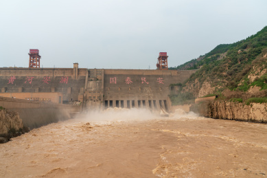 河南省三门峡黄河大坝泄洪