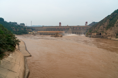 河南省三门峡黄河大坝泄洪