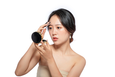 白色背景里，美丽的妆面东方女性的面部特写