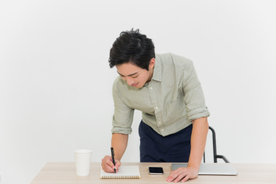 办公室商务人像写文件