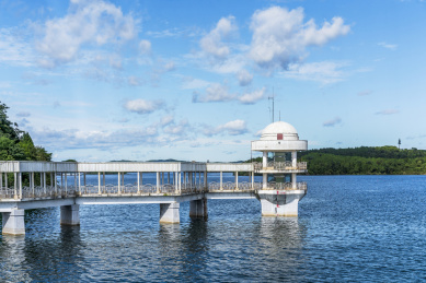 蓝天下四川省绵阳市沉抗水库仙海风光