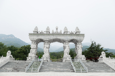 中国山东省临沂市云蒙山上的佛教雕塑金刚门