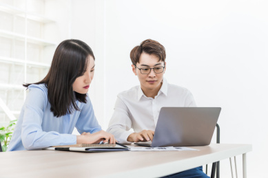 年轻的商务人士在办公室愉快的工作