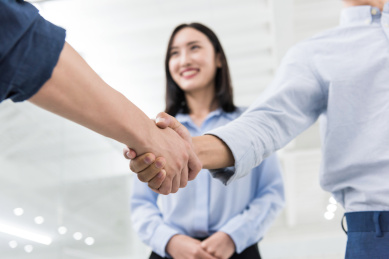 握手概念，年轻的商务人士在握手，合作愉快概念