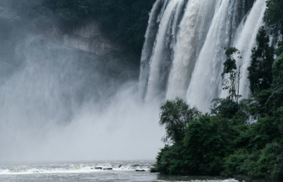 中国贵州省安顺市镇宁布依族苗族自治县黄果树瀑布风光